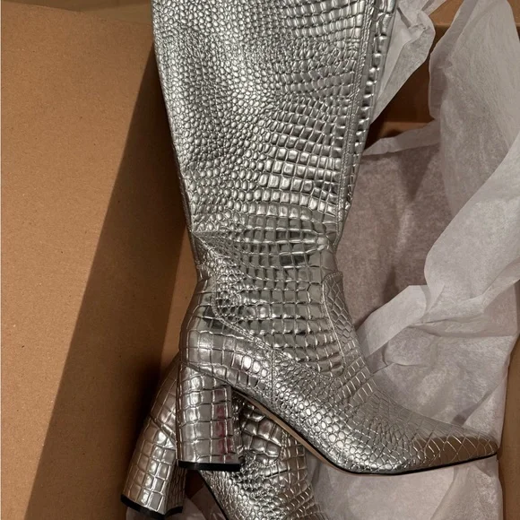 Marc Fisher Silver Snakeskin Knee-High Boots – Size 6
🔥🔥🔥 festival vibes - Picture 11 of 13